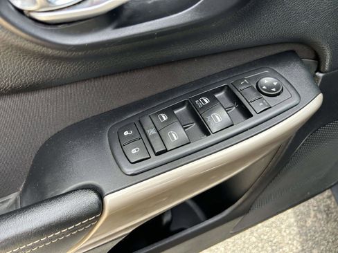 Used 2017 Jeep Cherokee Latitude w/ Comfort/Convenience Group FWD image 13