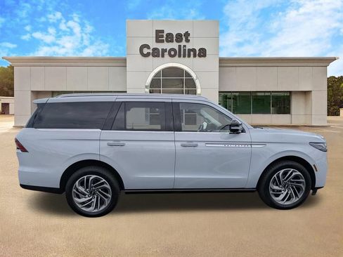 Used 2025 Lincoln Navigator Reserve AWD/4WD image 2