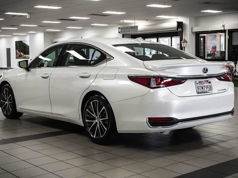 Used 2025 Lexus ES 300h w/ Premium Package image 7