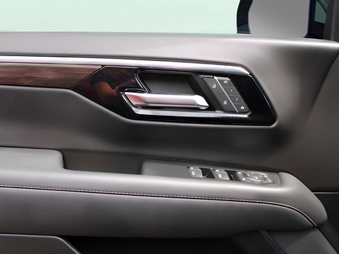 Used 2025 Chevrolet Suburban Premier image 19