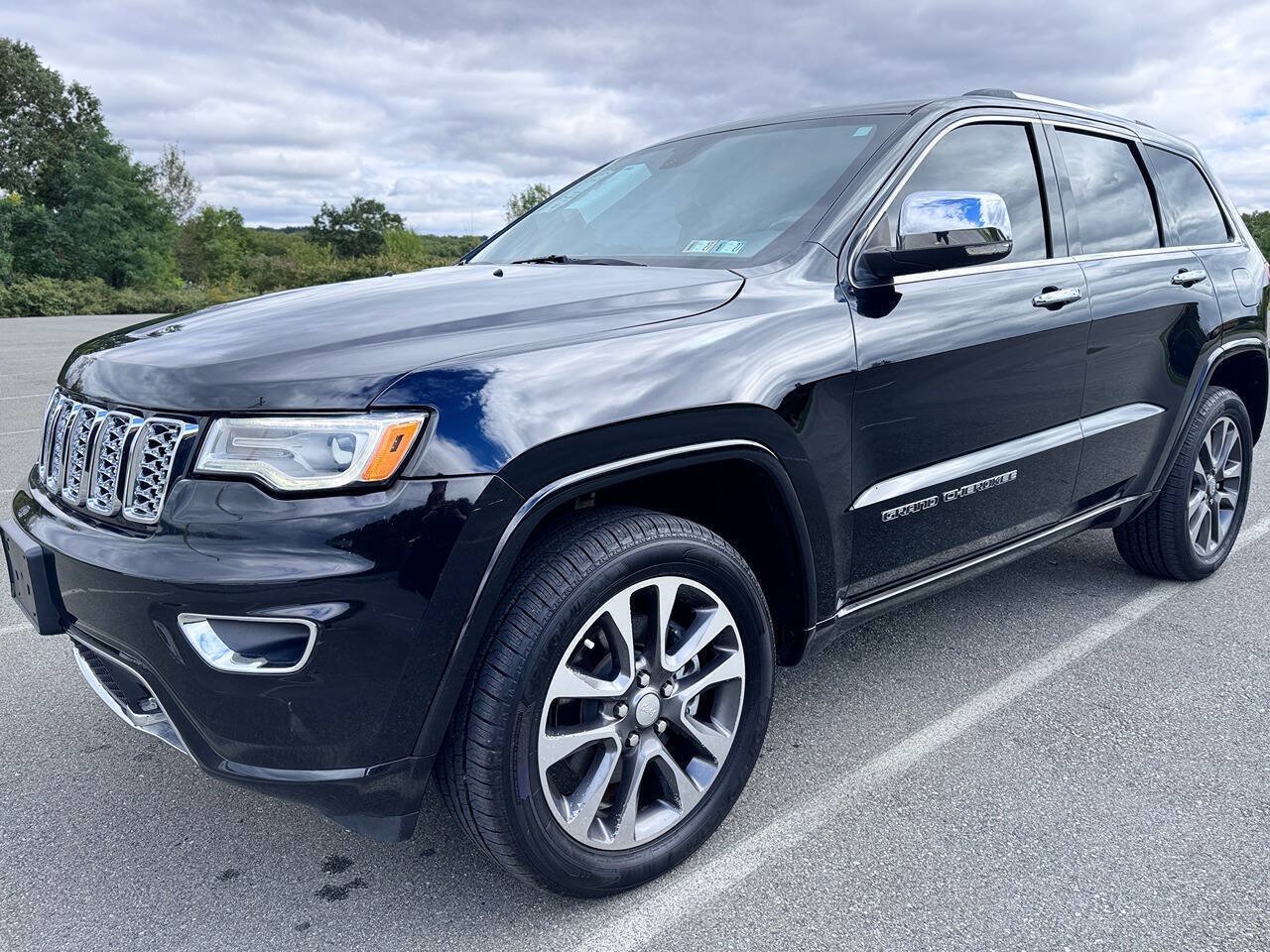 Used 2017 Jeep Grand Cherokee Overland AWD/4WD image 3