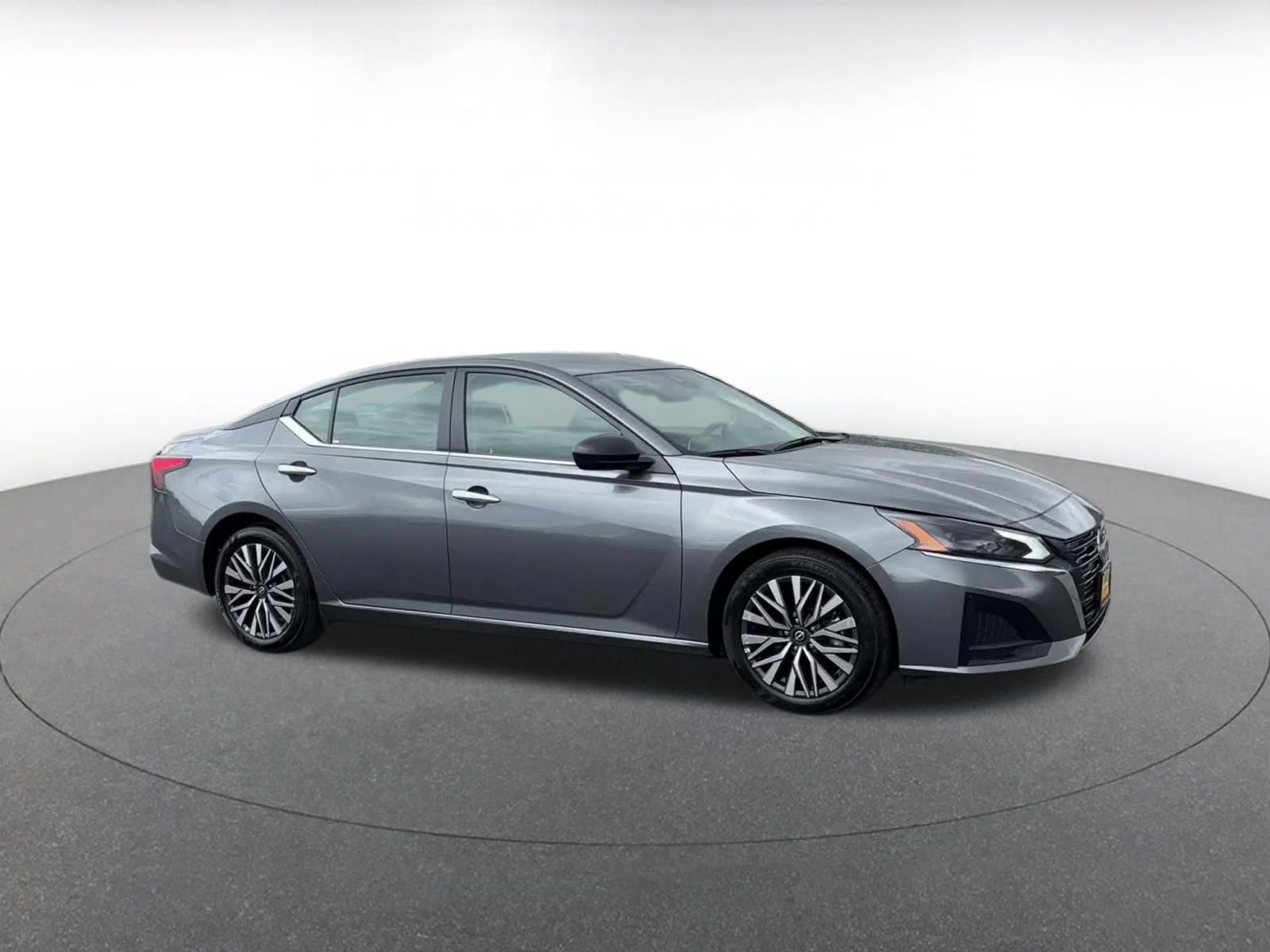 Used 2025 Nissan Altima 2.5 SV FWD image 2