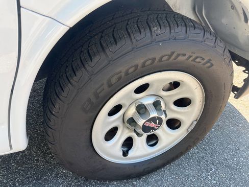 Used 2011 GMC Savana 1500 image 10