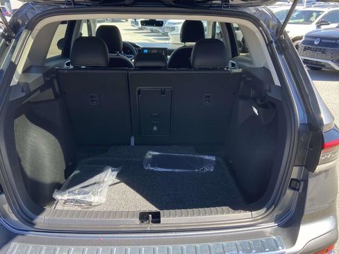 New 2026 Volkswagen Taos SE FWD image 8