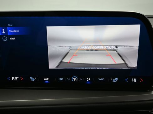 Used 2025 Chevrolet Traverse LT image 16