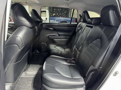 Used 2022 Toyota Highlander XLE AWD/4WD image 17