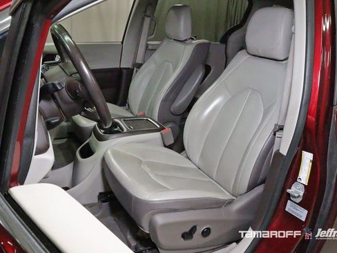 Used 2017 Chrysler Pacifica Touring-L Plus image 3