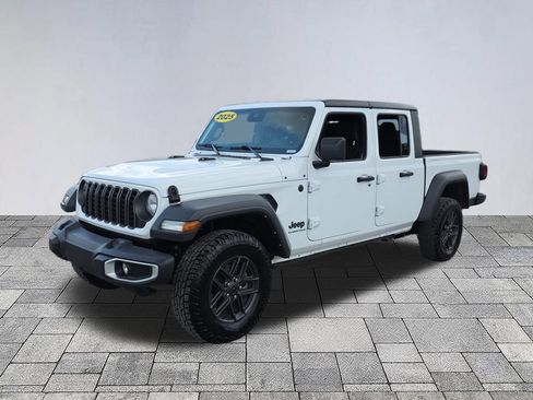 Used 2025 Jeep Gladiator Sport AWD/4WD image 3