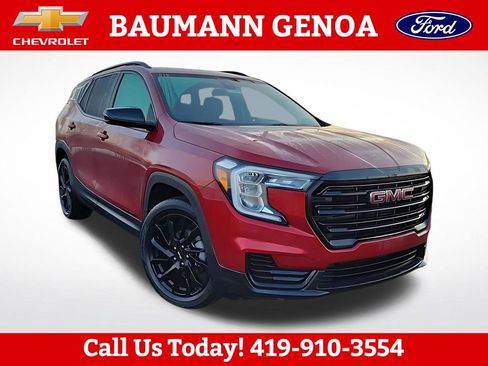 Used 2024 GMC Terrain SLE w/ Driver Convenience Package FWD image 4