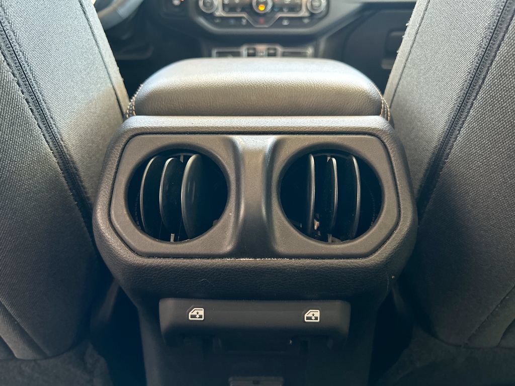 Used 2024 Jeep Wrangler Unlimited Sahara AWD/4WD image 31