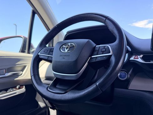 Used 2022 Toyota Sienna XLE AWD/4WD image 9