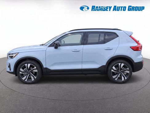 Used 2025 Volvo XC40 B5 Plus AWD/4WD image 6