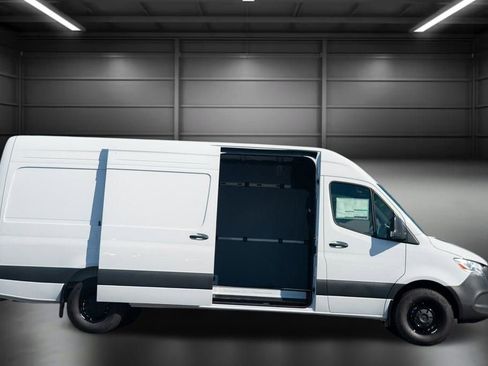 Used 2024 Mercedes-Benz Sprinter 2500 image 7