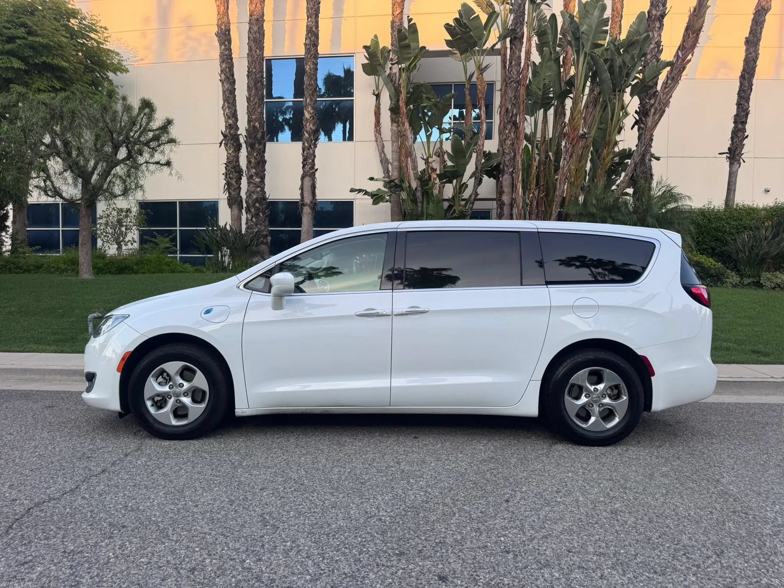 Used 2019 Chrysler Pacifica Touring Plus FWD image 9