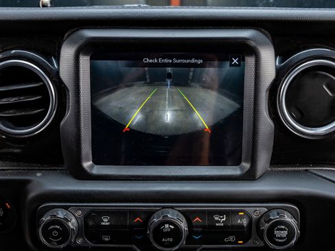 Used 2020 Jeep Wrangler Unlimited Sahara image 25