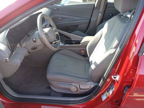 Used 2025 Hyundai Elantra SEL image 2
