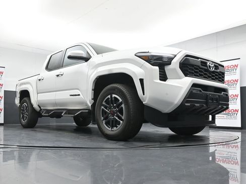 Used 2024 Toyota Tacoma TRD Sport w/ TRD Sport Upgrade Package AWD/4WD image 33