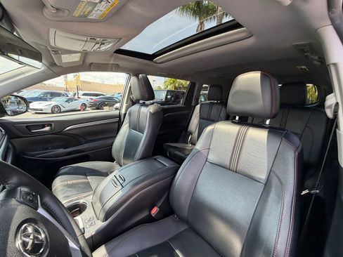 Used 2019 Toyota Highlander SE image 14