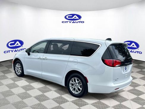 Used 2022 Chrysler Voyager LX FWD image 5