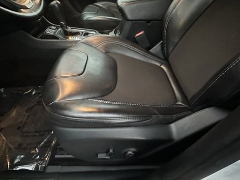 Used 2019 Jeep Cherokee Latitude Plus w/ Cold Weather Group image 25