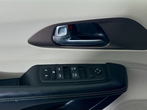 Used 2023 Chrysler Voyager LX image 24