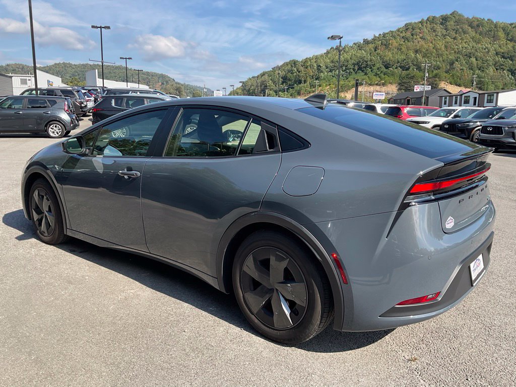 Used 2025 Toyota Prius LE FWD image 4