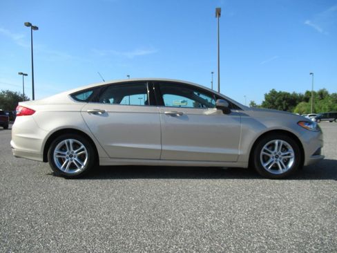 Used 2018 Ford Fusion SE FWD image 2