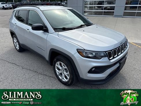 Used 2024 Jeep Compass Latitude AWD/4WD image 1