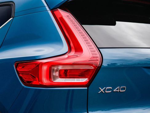 Used 2023 Volvo XC40 B5 Plus w/ Climate Package image 9