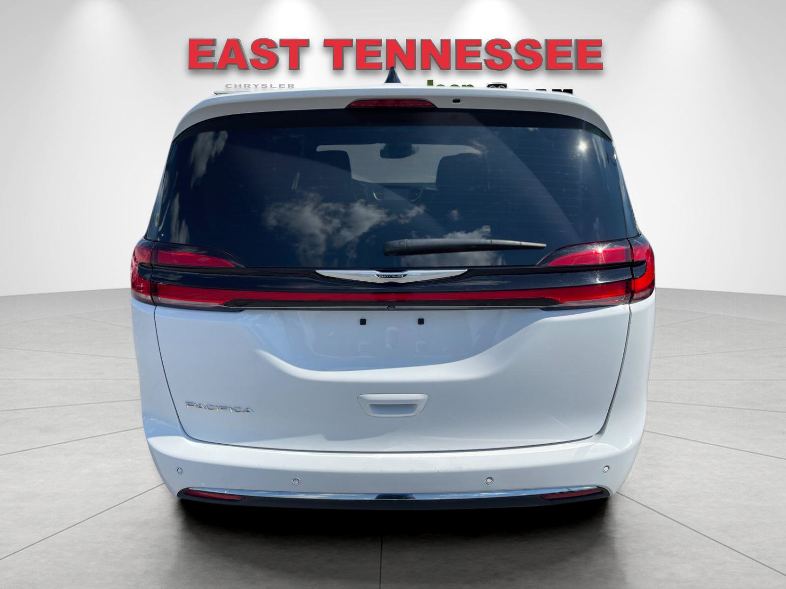 Used 2025 Chrysler Pacifica Select FWD image 4