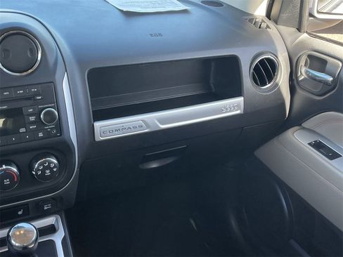 Used 2017 Jeep Compass Latitude image 15