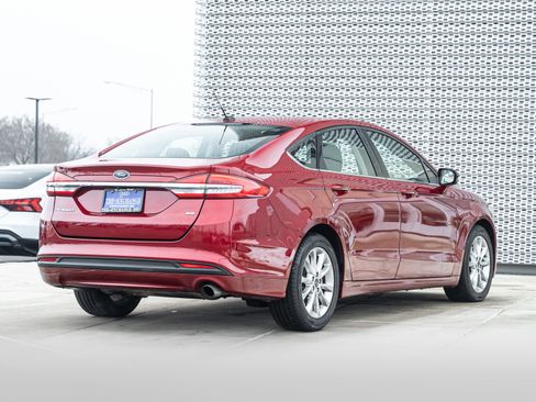 Used 2017 Ford Fusion SE image 4