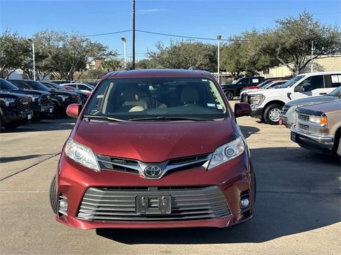 Used 2020 Toyota Sienna XLE image 2