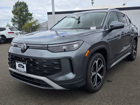 New 2025 Volkswagen Tiguan SE image 8