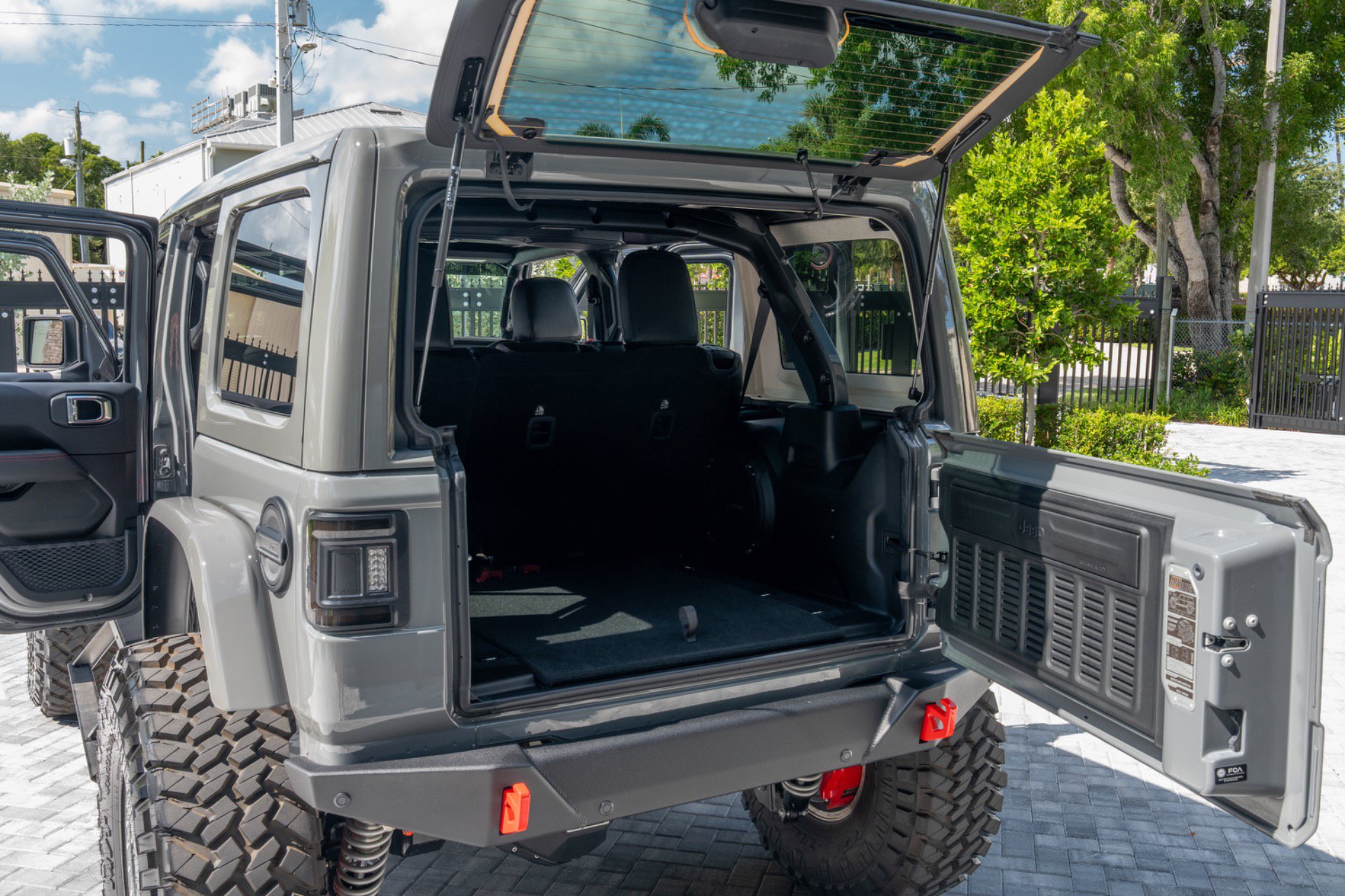 Used 2023 Jeep Wrangler Unlimited Rubicon w/ LED Lighting Group AWD/4WD image 58