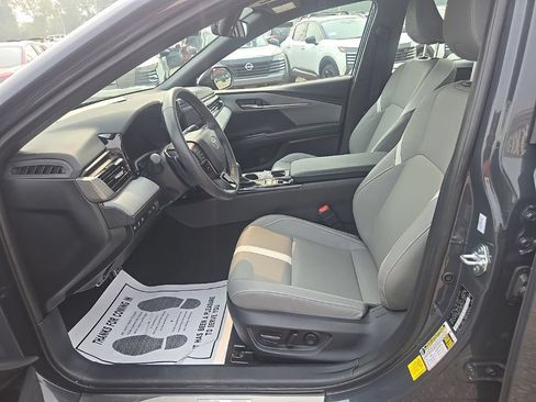 Used 2025 Toyota Camry SE AWD/4WD image 9