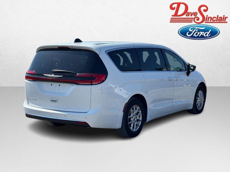 Used 2025 Chrysler Pacifica Select FWD image 7