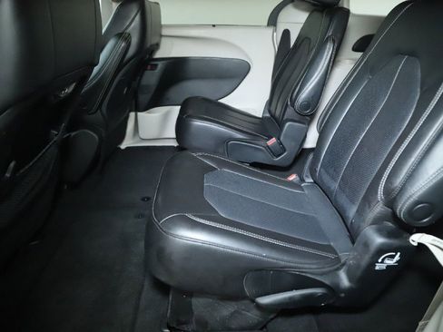 Used 2023 Chrysler Pacifica Touring-L FWD image 13