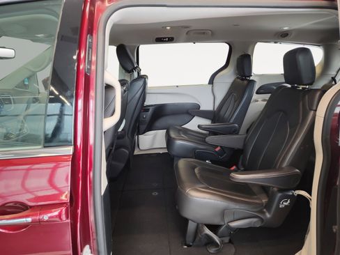 Used 2017 Chrysler Pacifica Touring-L Plus w/ Advanced Safetytec Group FWD image 23