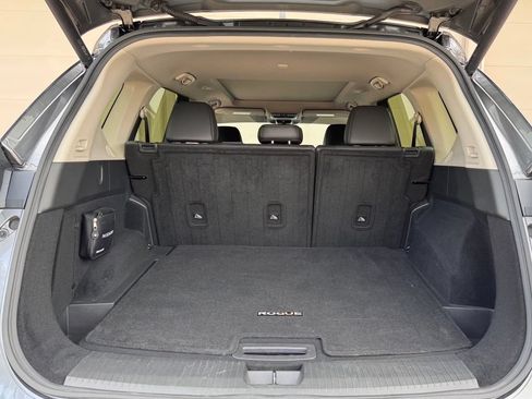 Used 2024 Nissan Rogue SV w/ SV Premium Package FWD image 16