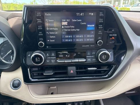 Used 2021 Toyota Highlander XLE image 28