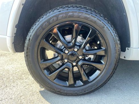 Used 2022 Jeep Grand Cherokee Laredo X AWD/4WD image 11