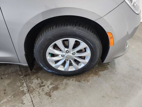 Used 2018 Chrysler Pacifica Touring Plus FWD image 40