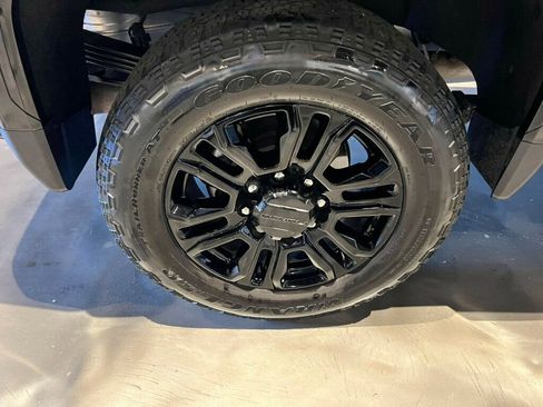 Used 2023 GMC Sierra 2500 Denali w/ Denali Black Diamond Edition image 12