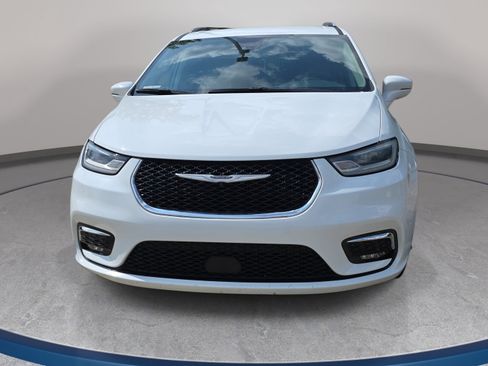 Used 2021 Chrysler Pacifica Touring-L FWD image 2