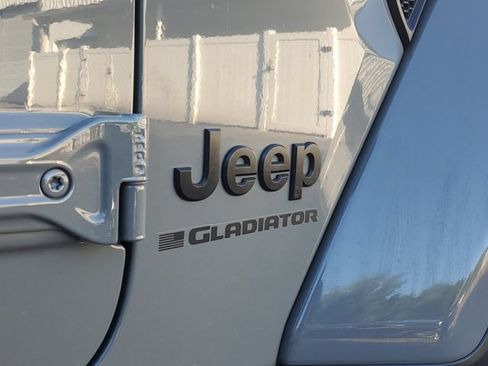Used 2023 Jeep Gladiator Sport AWD/4WD image 6