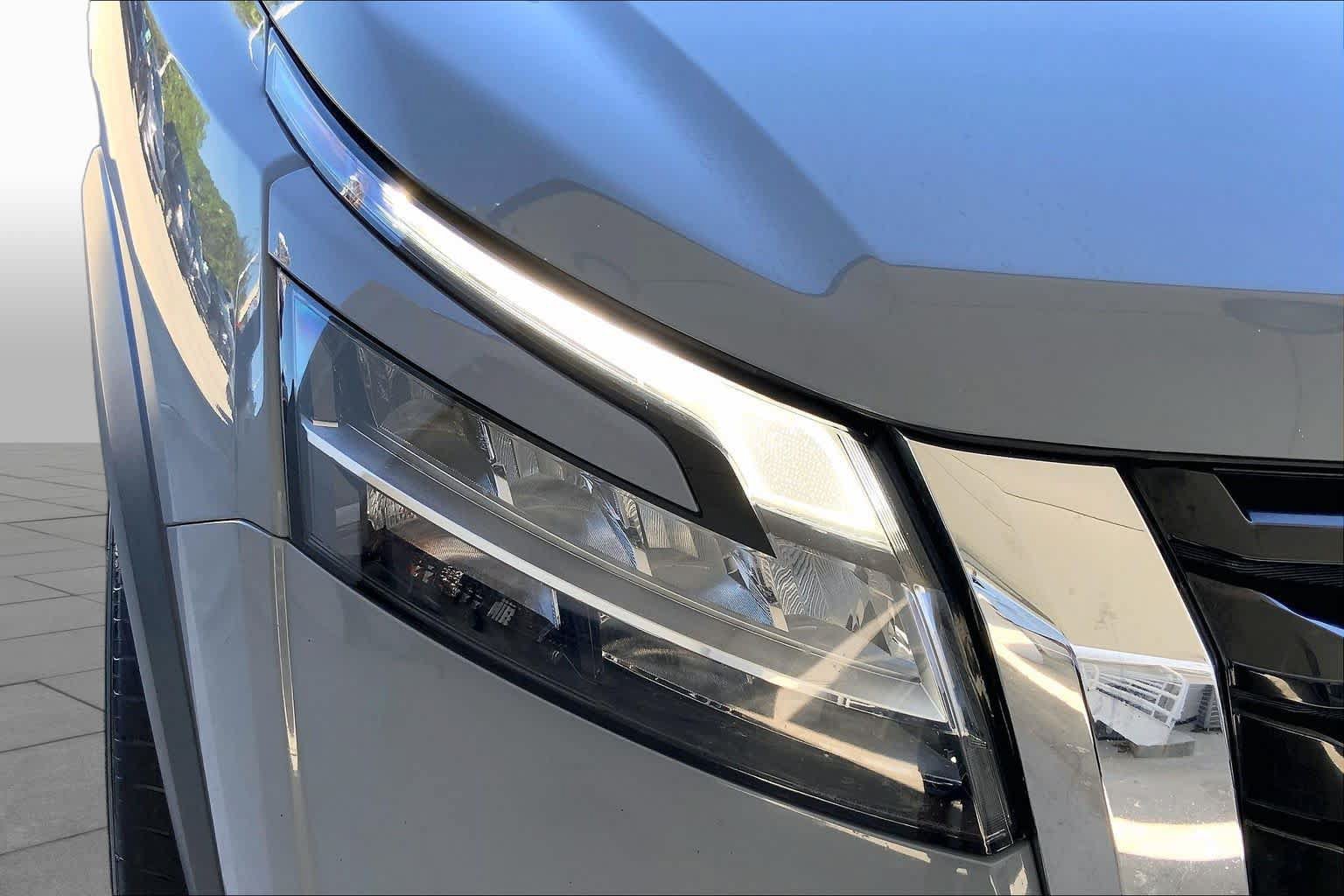 Used 2022 Nissan Pathfinder Platinum w/ Lighting Package (N93) FWD image 27
