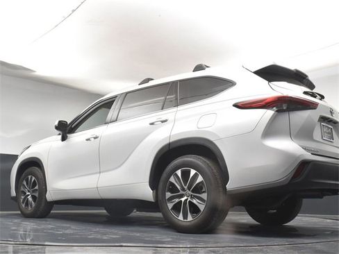 Used 2022 Toyota Highlander XLE image 37