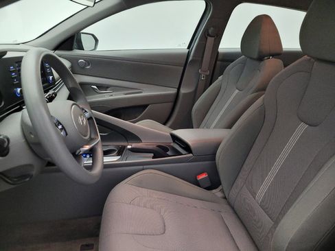 Used 2025 Hyundai Elantra SE image 17