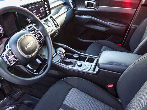 Used 2023 Kia Sorento LX image 17